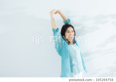 一名身穿淺藍色襯衫的中年婦女 一名身穿淺藍色襯衫的中年婦女 105264758