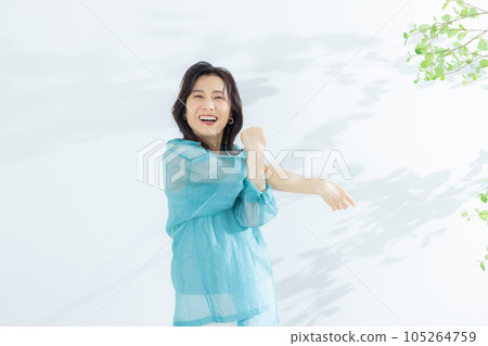 一名身穿淺藍色襯衫的中年婦女 105264759