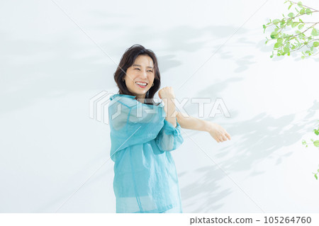 一名身穿淺藍色襯衫的中年婦女 105264760