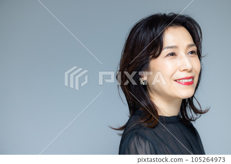 Portrait of a middle-aged woman 105264973