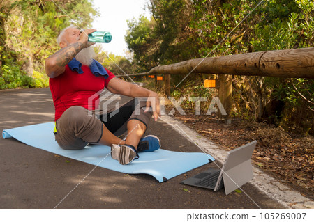 Senior man doing sport exercises 105269007