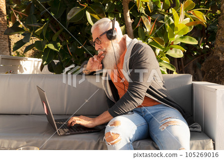 Senior man working with laptop 105269016