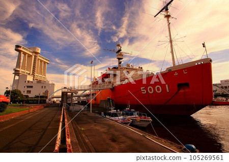 Telling the history of Antarctic observations from the port of Nagoya... Antarctic observation ship Fuji at dusk 105269561