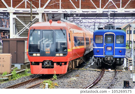 Run through Nikko Road from Shinjuku to Nikko … direct limited express 253 series train and 14 series passenger car 105269575