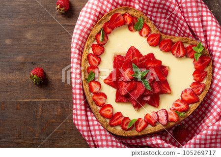 Strawberry cheesecake New York with mint 105269717