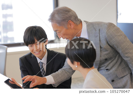 Boss presenting an improvement plan to his subordinate's proposal_1 Boss presenting an improvement plan to his subordinate's proposal_1 105270047