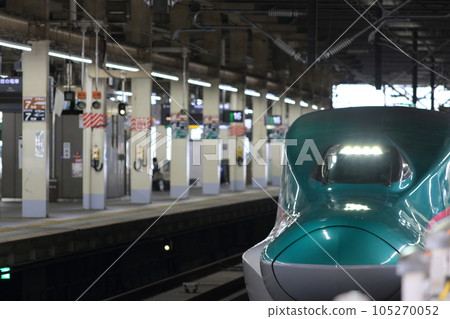 Tohoku Shinkansen coming into the platform Tohoku Shinkansen coming into the platform 105270052