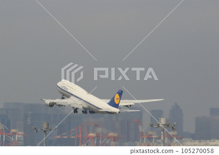 Lufthansa 747 jumbo jet taking off from Haneda Airport Lufthansa 747 jumbo jet taking off from Haneda Airport 105270058