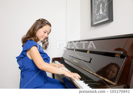 Piano women Piano women 105270841