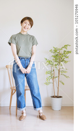 女夏裝時尚搭配全身（肖像） 105270946