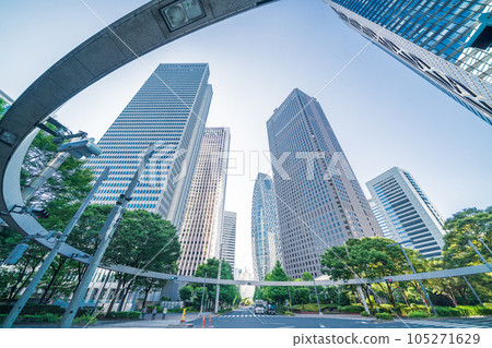 《東京》新宿的風景仰望藍天和摩天大樓 《東京》新宿的風景仰望藍天和摩天大樓 105271629