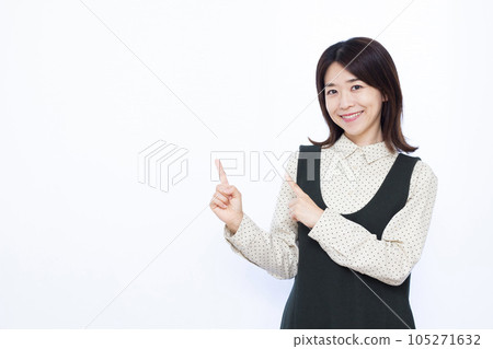白背景前豎起食指的三十多歲女性 105271632