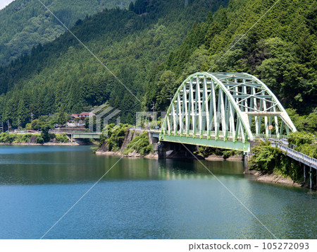 Scenery of Lake Onzui (artificial lake of Hikihara Dam) and Shin-Mikuyasu Bridge (National Route 29). (Shiso City, Hyogo Prefecture) 105272093