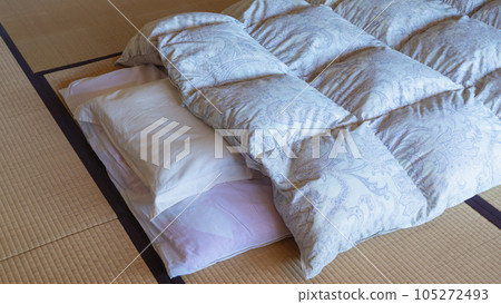 Japanese style room and bedding 105272493