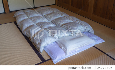 Japanese style room and bedding 105272496