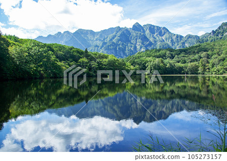長野市戶隱鏡神池|高聳的戶隱山脈倒映在湖面上的神秘倒影讓你無言以對 長野市戶隱鏡神池|高聳的戶隱山脈倒映在湖面上的神秘倒影讓你無言以對 105273157