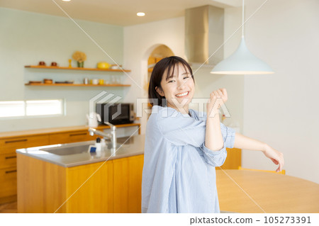 一個早上起床伸展的女人 105273391