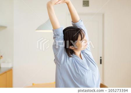 一個早上起床伸展的女人 105273394