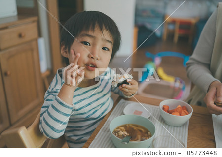 rice ball, child, younger 105273448
