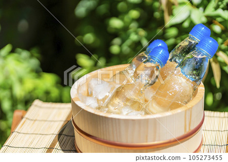 一瓶在夏日強烈陽光下涼爽的彈珠汽水和一個木桶/暑假，昭和復古，日本夏季傳統形象 105273455