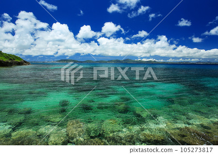 沖繩本島宇流麻市美麗的大海 105273817