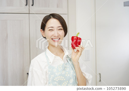 廚房裡有辣椒粉的女人的肖像 105273890
