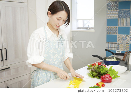 Woman cutting paprika in the kitchen 105273892