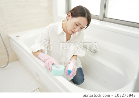 Housewife worried about dirt in the bath 105273942