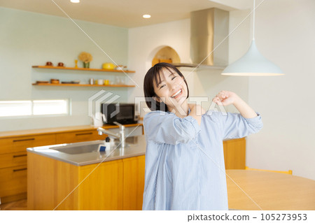 伸展的女人 105273953