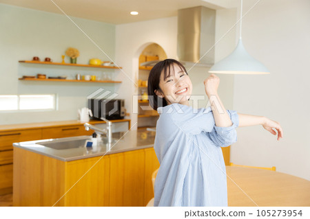 伸展的女人 105273954