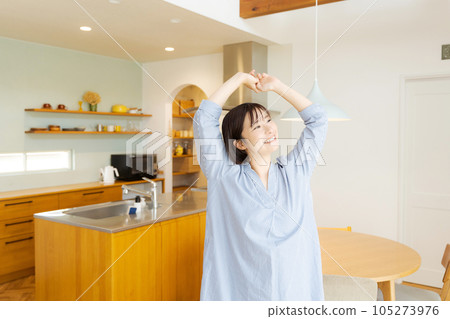 伸展的女人 伸展的女人 105273976