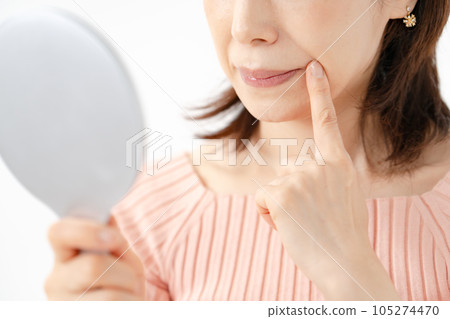 A woman troubled watching a mirror 105274470