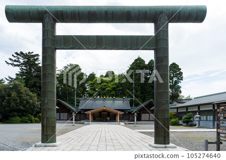 The torii gate of Ishikawa Gokoku Shrine, which is also a sightseeing spot as a power spot|Kanazawa City, Ishikawa Prefecture The torii gate of Ishikawa Gokoku Shrine, which is also a sightseeing spot as a power spot|Kanazawa City, Ishikawa Prefecture 105274640