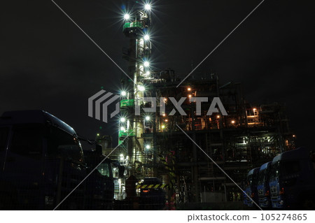 A factory in Chidori-cho, Kawasaki City with an atmosphere like a secret base with glittering lights A factory in Chidori-cho, Kawasaki City with an atmosphere like a secret base with glittering lights 105274865