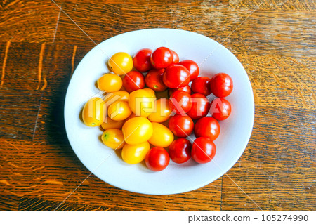 紅色和黃色的迷你番茄 紅色和黃色的迷你番茄 105274990