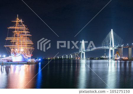 海王丸公園和新湊大橋的夜景，海面反射出美麗的光影 | 富山縣射水市 105275150