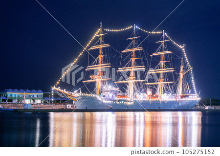 海王丸公園的夜景在海面上反射出美麗的光 | 富山縣射水市 海王丸公園的夜景在海面上反射出美麗的光 | 富山縣射水市 105275152