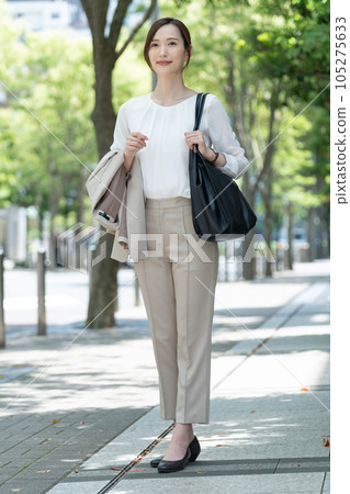 商務女性戶外 105275633