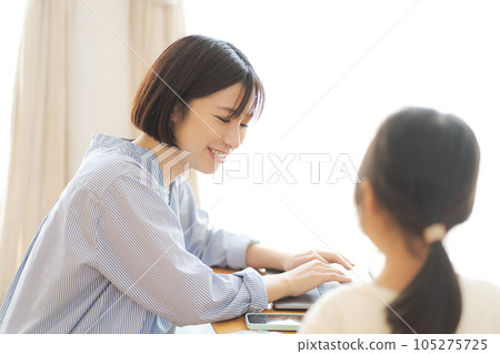 媽媽和孩子說話的照片 105275725