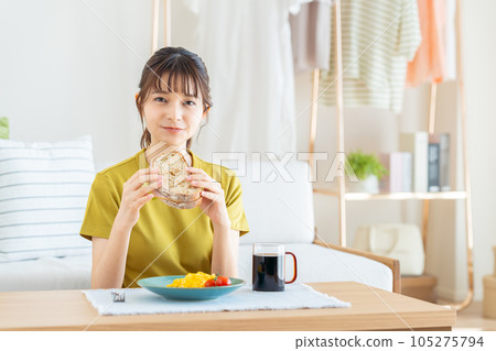 年輕女子吃早餐 年輕女子吃早餐 105275794