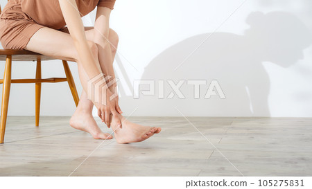 做足部護膚、足部護理、身體護理的女性 105275831