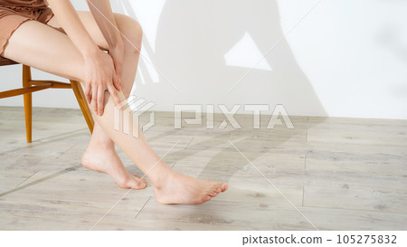 做足部護膚、足部護理、身體護理的女性 105275832