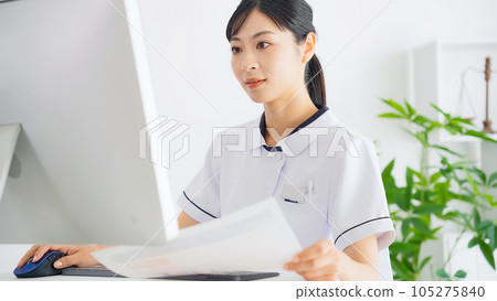 Medical worker woman working on a personal computer 105275840