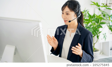 女接線員接聽電話呼叫中心客戶支持 女接線員接聽電話呼叫中心客戶支持 105275845