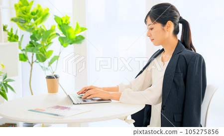 在辦公室使用筆記本電腦的女人 105275856