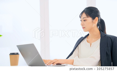 在辦公室使用筆記本電腦的女人 105275857