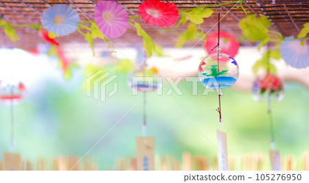 夏日微風中搖曳的風鈴呼喚著清涼 夏日微風中搖曳的風鈴呼喚著清涼 105276950