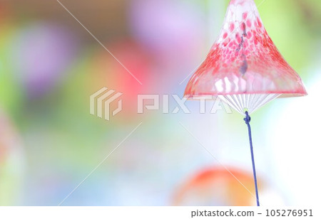 夏日微風中搖曳的風鈴呼喚著清涼 夏日微風中搖曳的風鈴呼喚著清涼 105276951