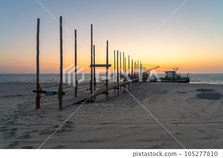 Wooden pier in the wadden sea Wooden pier in the wadden sea 105277810