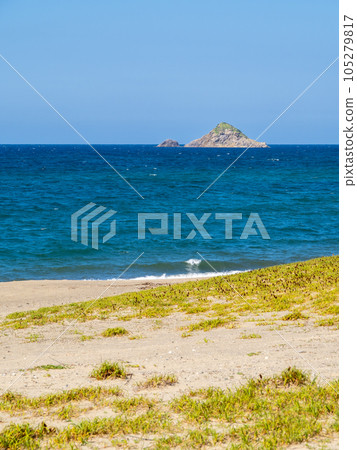 夏天的日本海風景，從白兔海灘可以看到大島。 （垂直構圖） 105279817